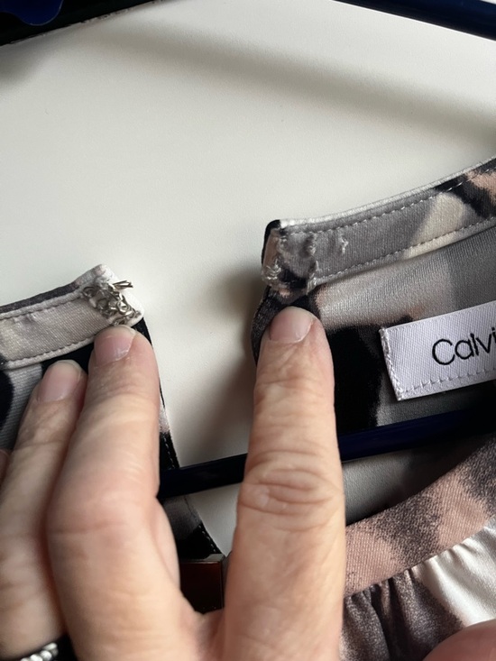 Women’s Long-Sleeve Floral Print Blouse in Black and Blush Calvin Klein small - Picture 8 of 9